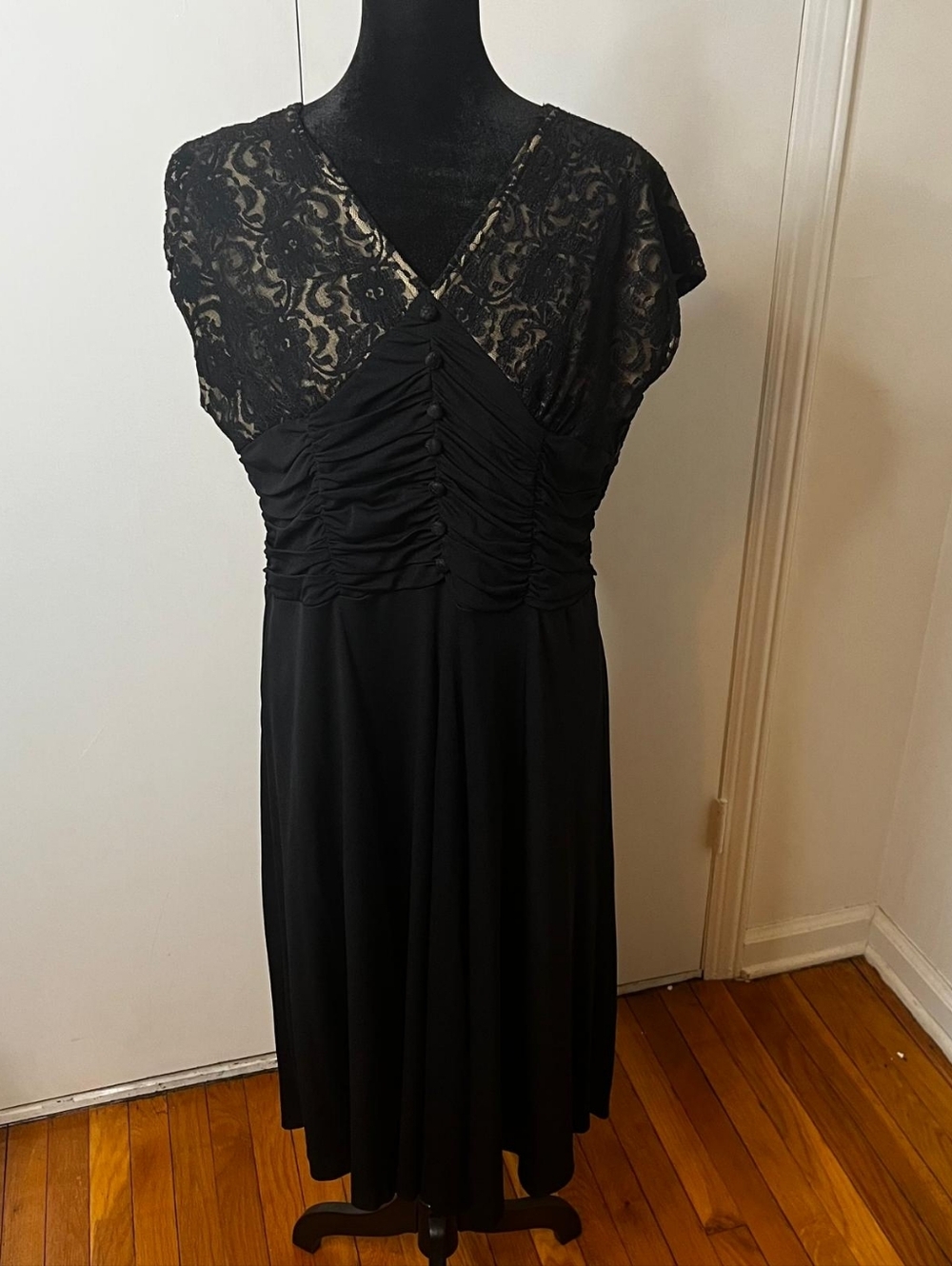 Elegant Black Dress With Lace Detail - Picture 3 of 4